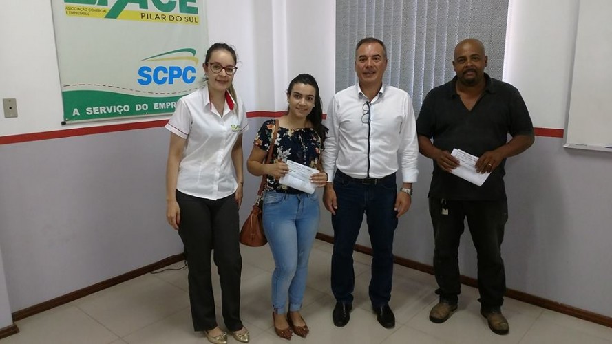 Ganhadores da promoção 'Fim de Ano Premiado' recebem seus vale-compras Ganhadores da promoção 'Fim de Ano Premiado' recebem seus vale-compras